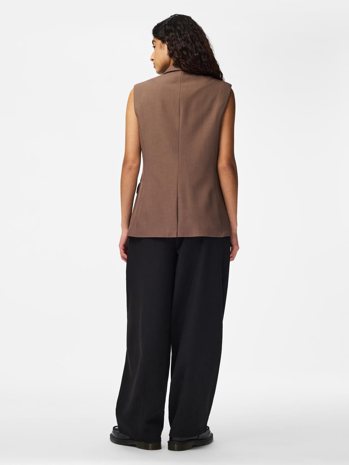 model_shot-back